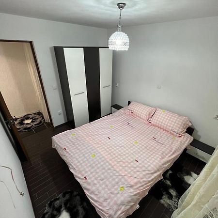 Lupeni Jas Apartamentアパートメント エクステリア 写真